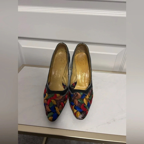 Berne of Switzerland | RARE Vintage Embroidered Pointed Toe Pumps | Size 6 - Picture 3 of 15